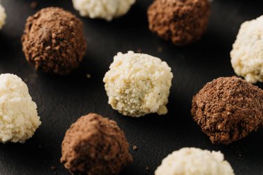 Siyah arka planda hindistan cevizi ve kakao mantarı yakın plan. Yüksek kalite fotoğraf