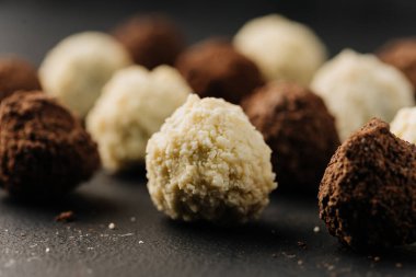 Makro hindistan cevizli trüf mantarı kremalı ve kakaolu mantar. Yüksek kalite fotoğraf