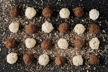 Siyah tahta üzerinde çeşitli hindistan cevizi ve kakao mantarı, düz yatak. Yüksek kalite fotoğraf