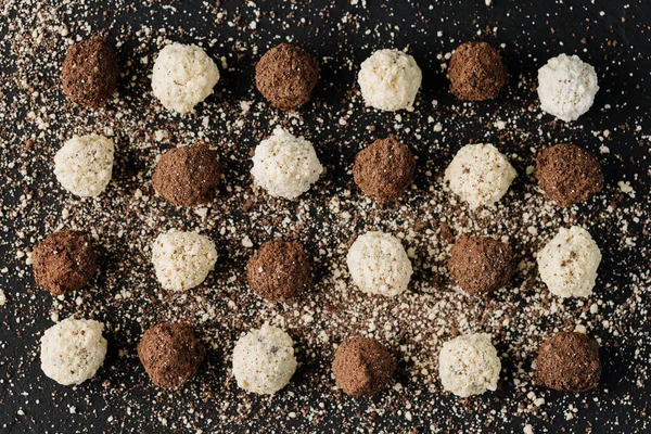 Siyah tahta üzerinde çeşitli hindistan cevizi ve kakao mantarı, düz yatak. Yüksek kalite fotoğraf