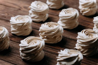 Vanilya kremalı pasta, ahşap masa, çapraz desen, kopyalama alanı. Yüksek kalite fotoğraf