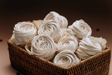 Bej arka planda bir sepet beyaz kremalı gül, yakın çekim. Yüksek kalite fotoğraf