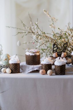 Paskalya pastaları ve bahar masasında çiçek dallarıyla boyanmış yumurtalar. Yüksek kalite fotoğraf