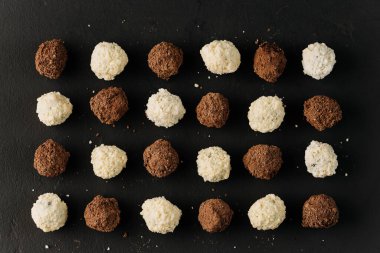 Siyah tahta üzerinde çeşitli hindistan cevizi ve kakao mantarı, düz yatak. Yüksek kalite fotoğraf