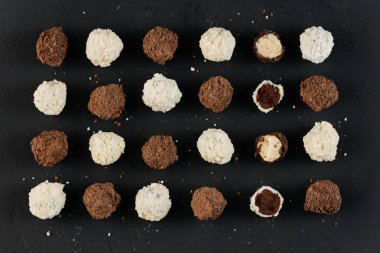 Siyah tahta üzerinde çeşitli hindistan cevizi ve kakao mantarı, düz yatak. Yüksek kalite fotoğraf