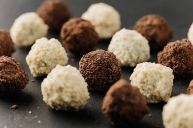 Makro hindistan cevizli trüf mantarı kremalı ve kakaolu mantar. Yüksek kalite fotoğraf