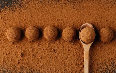 Kakao tozlu çikolatalı trüf mantarı ve tahta kaşık, üst manzara. Yüksek kalite fotoğraf