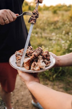 Barbeküde ızgarada domuz şiş servis ediyorum. Yüksek kalite fotoğraf