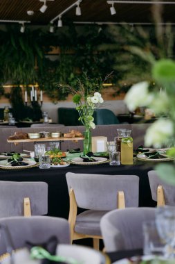 Yeşil süslemeli ve limonatalı şık bir restoran masası. Yüksek kalite fotoğraf