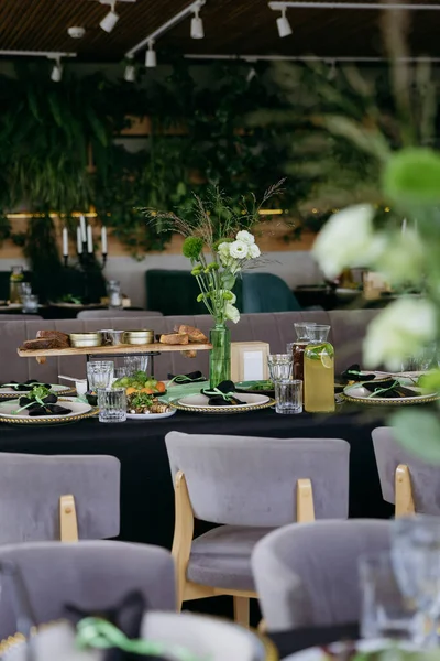 Yeşil süslemeli ve limonatalı şık bir restoran masası. Yüksek kalite fotoğraf