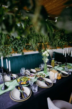 Parlak restoranda yeşil dekoru ve limonata sürahisi olan zarif bir ziyafet masası. Yüksek kalite fotoğraf