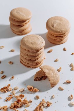Isırılmış kurabiye ve beyaz arka planda kırıntılarla istiflenmiş fıstık kurabiyeleri. Yüksek kalite fotoğraf