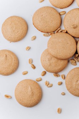 Fıstıklı badem kurabiyeleri bembeyaz arka planda, en az tatlı olan yerde. Yüksek kalite fotoğraf