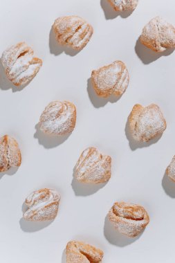 Beyaz arka planda pudra şekeri deseni düz yerde. Yüksek kalite fotoğraf