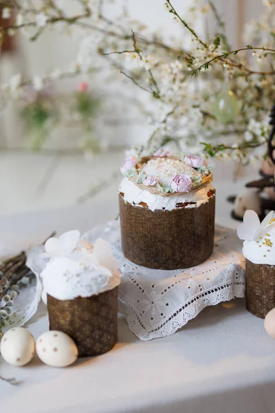 Buzlu Paskalya pastaları ve bahar masasında yumurtalar, yumuşak ışık. Yüksek kalite fotoğraf