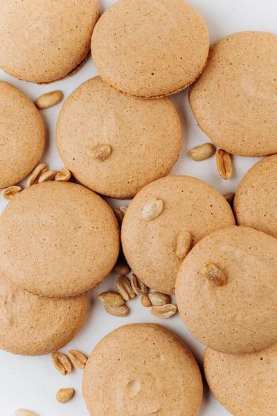 Fıstıklı badem kurabiyeleri bembeyaz arka planda, en az tatlı olan yerde. Yüksek kalite fotoğraf