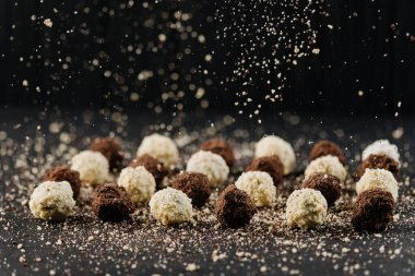 Koyu arkaplanda kakao kırıntıları olan çikolatalı trüf. Yüksek kalite fotoğraf