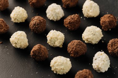 Siyah arka planda hindistan cevizi ve kakao mantarı yakın plan. Yüksek kalite fotoğraf