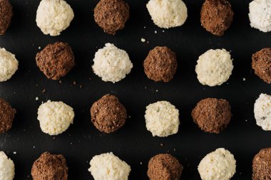 Siyah tahta üzerinde çeşitli hindistan cevizi ve kakao mantarı, düz yatak. Yüksek kalite fotoğraf