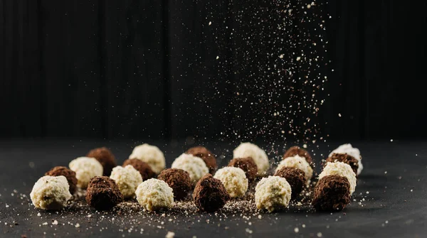 Koyu arkaplanda kakao kırıntıları olan çikolatalı trüf. Yüksek kalite fotoğraf