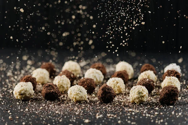 Koyu arkaplanda kakao kırıntıları olan çikolatalı trüf. Yüksek kalite fotoğraf