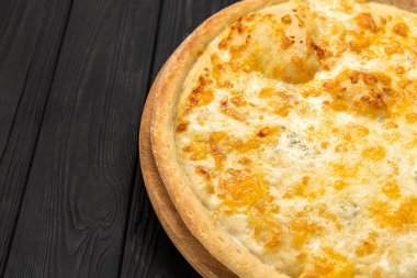 Tahta üzerinde Quattro formaggi peynirli pizza, koyu kırsal arka plan. Yüksek kalite fotoğraf