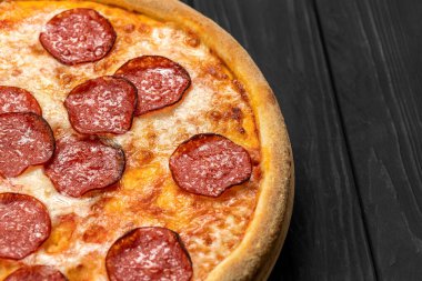 Koyu kırsal masa üzerinde ahşap tahta üzerinde Pepperoni pizza, üst manzara. Yüksek kalite fotoğraf