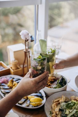 Taze nane kokteylli brunch tostu, pencerenin yanında sağlıklı yemekler, rahat restoran atmosferi, fotokopi alanı. Yüksek kalite fotoğraf