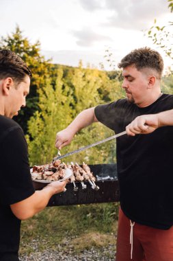 Barbeküde ızgara domuz şiş servis eden bir adam. Yüksek kalite fotoğraf