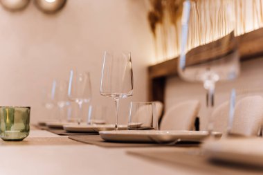 Şarap kadehleri ve sıcak boho ambiyansı olan şık bir restoran masası. Yüksek kalite fotoğraf