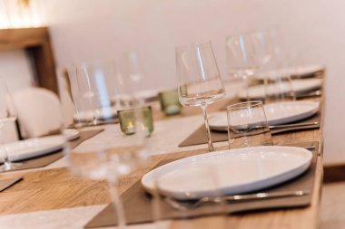 Restoran masasında sıcak mum ışığı ve pampa dekoru olan şarap kadehi. Yüksek kalite fotoğraf