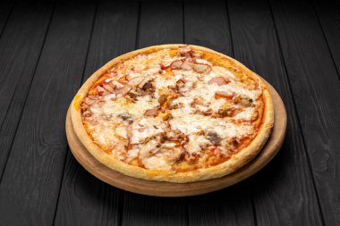 Tahta üzerinde peynirli tavuk ve mantarlı pizza, koyu arkaplan. Yüksek kalite fotoğraf