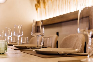 Şarap kadehleri, mumlar ve pampalar olan şık bir restoran masası. Yüksek kalite fotoğraf