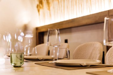 Şarap kadehleri, mumlar ve pampalar olan şık bir restoran masası. Yüksek kalite fotoğraf