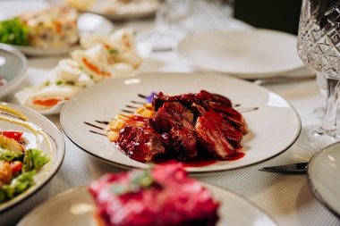 Zarif bir restoranda servis edilen ızgara biftek ve çilek sosu ve patates. Yüksek kalite fotoğraf