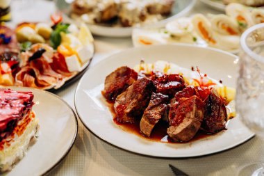 Şenlikli gurme restoran yemek masasında soslu kızarmış et. Yüksek kalite fotoğraf