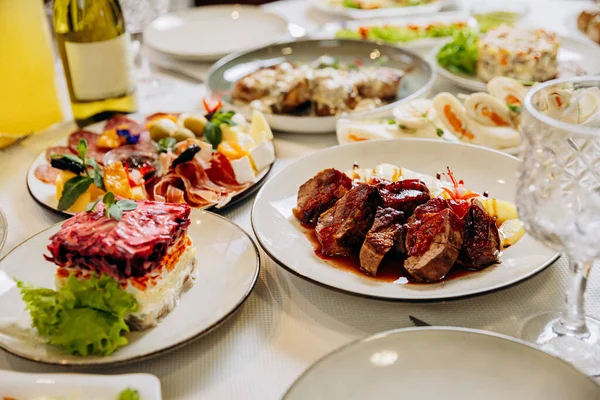 Zarif restoran masasında soslu ızgara et servis ediliyor. Yüksek kalite fotoğraf