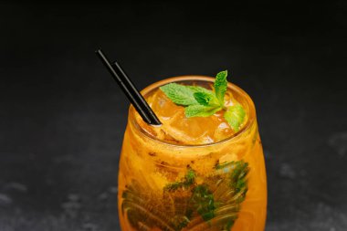 Portakal ferahlatıcı kokteyl, arka planda naneli ve buzlu. Yüksek kalite fotoğraf