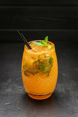 Portakal ferahlatıcı kokteyl, arka planda naneli ve buzlu. Yüksek kalite fotoğraf