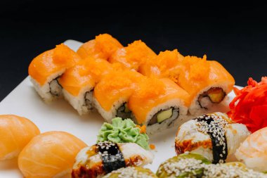 Restoran tabağında nigiri karides ve soya sosuyla çeşitli suşi seti. Yüksek kalite fotoğraf