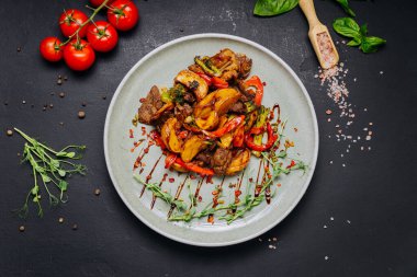 Gurme restoran tabağında servis edilen sebzeli ve patatesli biftek. Yüksek kalite fotoğraf