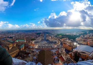 Saint Peter's Square yaz sabahı şehrin Vatikan ve hava görünümünde. Roma, İtalya.
