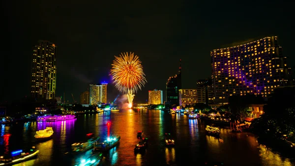 Vuurwerk op de rivier, Bangkok — Stockfoto