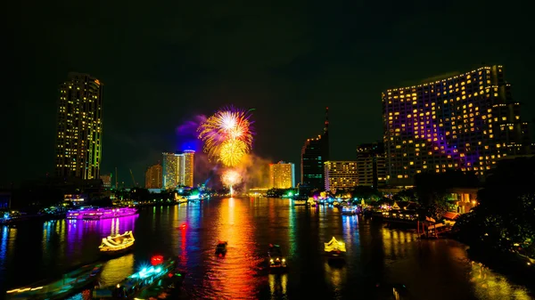 Vuurwerk op de rivier, Bangkok — Stockfoto