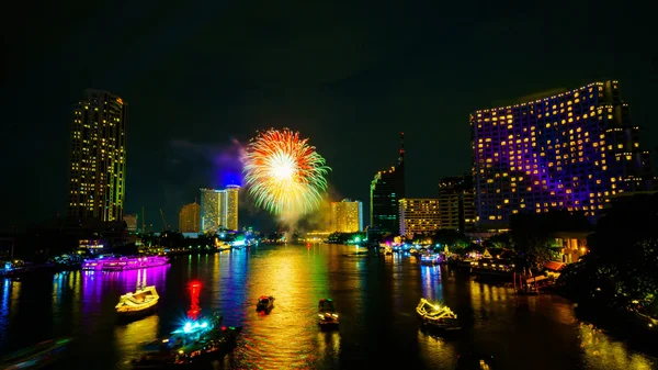 Vuurwerk op de rivier, Bangkok — Stockfoto