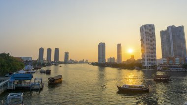 Riverside tekne ve şehir