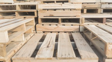 ahşap palet önünde görüntülemek
