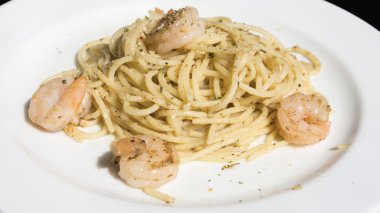 Spagetti karides zeytinyağı ile