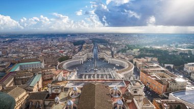 Saint Peter's Square yaz sabahı şehrin Vatikan ve hava görünümünde. Roma, İtalya.                        