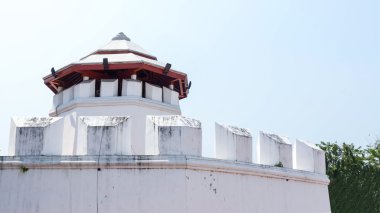 beyaz duvar ve gökyüzü kale kule.